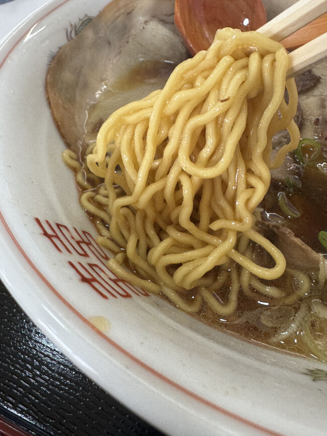 麺も普通の旭川系でした。<br /><br />なんかもうちょっと醤油にパンチが欲しい。