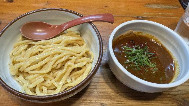 こちらは札幌の月寒にある高橋さん<br />つけ麺が有名です。<br />地元ではかなり前に流行った豚骨魚粉系です。<br />美味しいので、滞在中何回か通います。<br />女性だけでやられています。