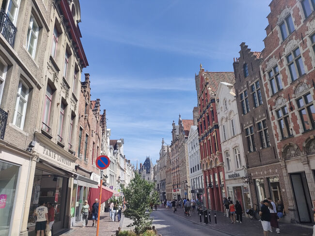 歩いてきた通りを振り返るとこんな感じ