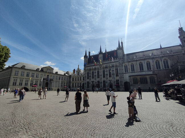 マルクト広場のおとなりにはブルグ広場があります