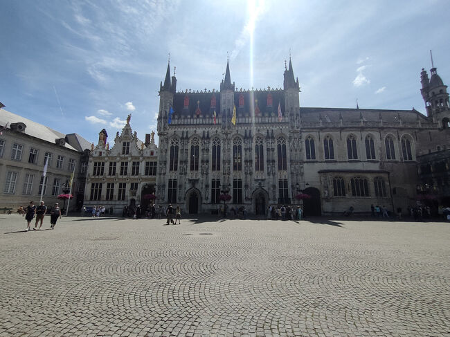 広場に面して建つ市庁舎