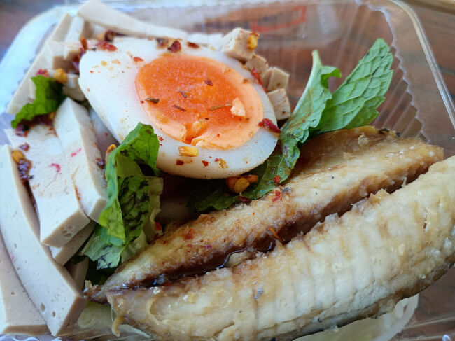 お昼は、近くのスーパー（アンポーン）前で買った焼き魚弁当（300円）です。