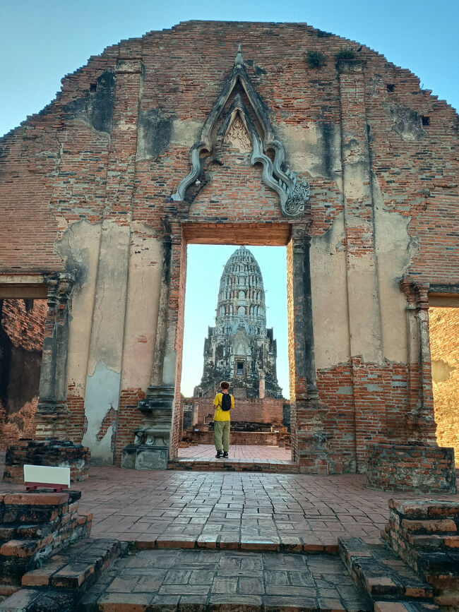 夕方になるのを待って、まずは共通券1か所目（ワット ラーチャブーラナ）です。<br /><br />1424年に8代目の王が、王位継承争いで亡くなった二人の兄たちのために建立した寺院です。<br />