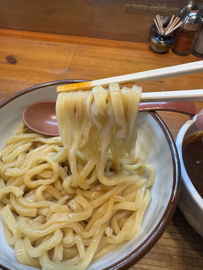 太い麺をワシワシと戴きましょう。