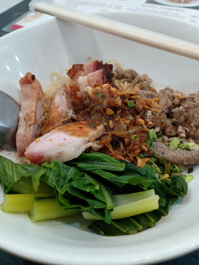 日も暮れたので、晩ご飯（480円）をいただきます。<br />インスタント麺に具をたっぷりのせて、汁なしソバ風にしています。