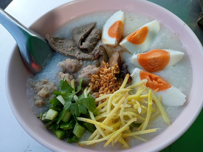 豚肉、卵、ショウガなどがタップリのって225円です。<br />塩とダシの優しい味付けで、量もたっぷりあります。