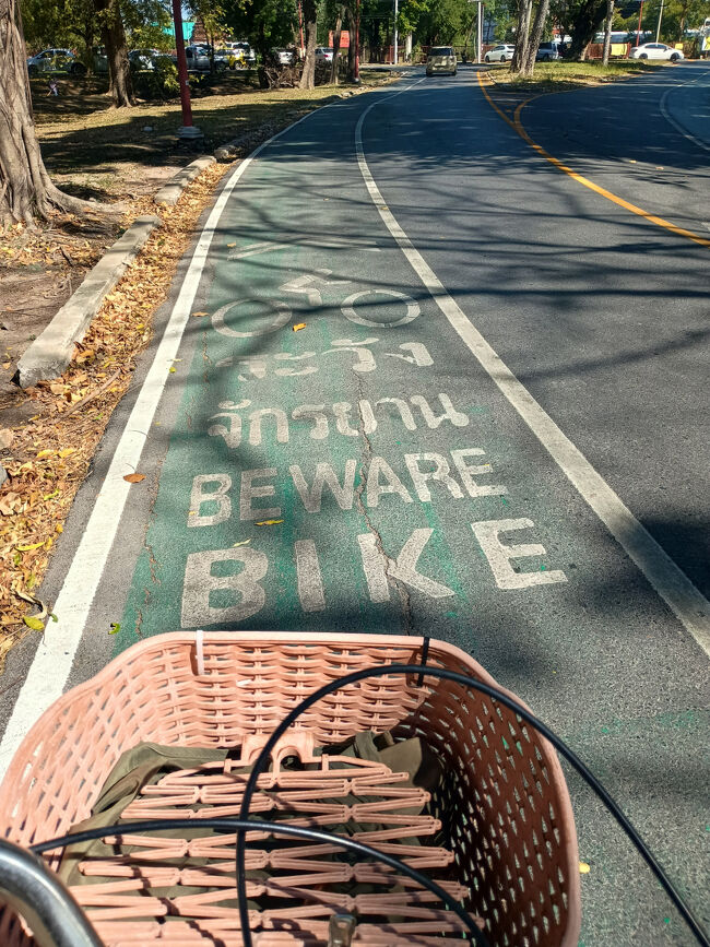 アユタヤは坂道が少なくて、自転車道も整備されていて走りやすいです。<br />