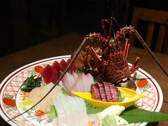 この日の夕食は「伊勢海老づくしのグルメ会席」にしていました(^^♪

造里・・伊勢海老、鮃（ひらめ）、鰹（かつお）、勘八（かんぱち）、鯨（くじら）、あしらい一式

写真では伝わりませんが、とっても大きな伊勢海老の頭にビックリ！　最近、伊勢海老が不漁（別の地域）とのニュースを見たので心配していましたが、良かった～♪　鯨（くじら）のお造里は初めて食べました。どれも新鮮でお酒に合いました(#^^#)