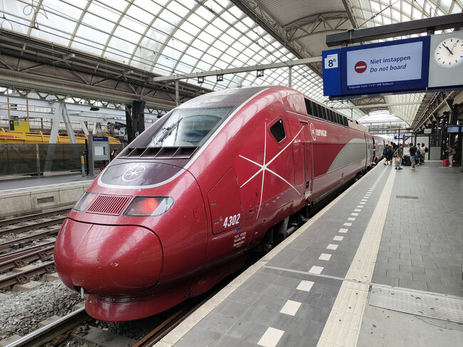 赤いタリスでアムステルダム中央駅に到着