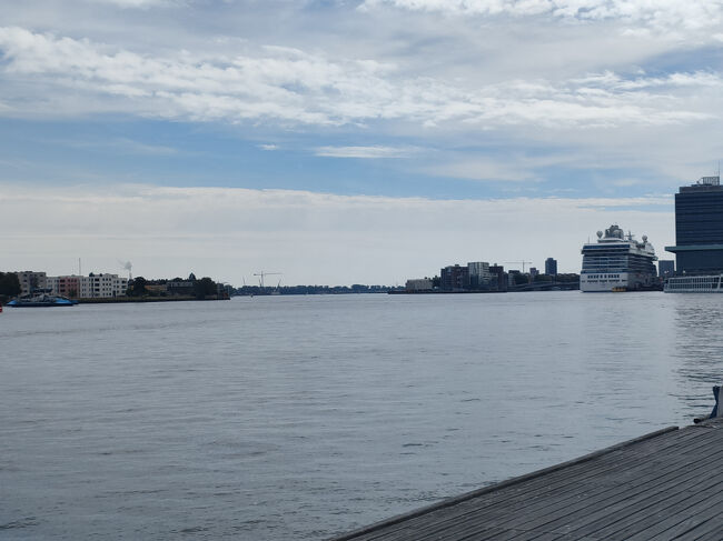 大きな船も入ってきていました