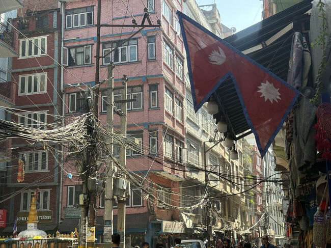 またダルバート広場方向へ進みます、相変わらずの電線巻き巻きはネパールで好きな風景(笑)