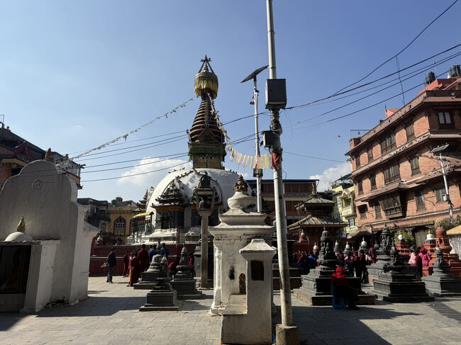 Chandraman Maskey Marg通りから少し中に入ってKASHI SWAYAMBHUへ立ち寄ってみると、子ども達がゲーム中でした<br />