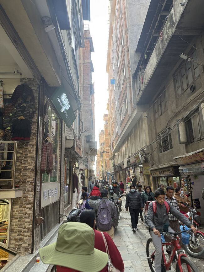 月曜ですがまあまあの人、バイクも相変わらず多い、狭い道でも車は入ってくるし