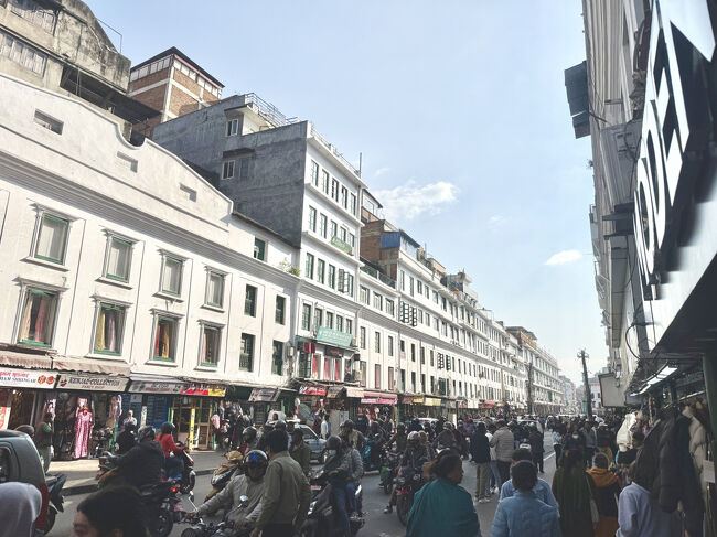 この辺りはいつもこんな感じで賑わってます、歩道も車道もありゃしないみたいな