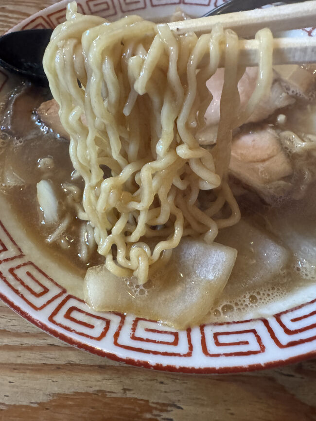 このお店以前はけっこう通っていたのですが、今年行ってみてがっかり。<br />若い方がよく唱える呪文、硬め濃いめ多め（麺硬め・醤油だれ濃いめ・油多め）がデフォになってしまいました。<br />美味しいスープなのに、誰も完飲でしていません。完飲どころかほとんどスープを残しています。<br />店主、もう少し客の様子見てくださいね、って感じです。