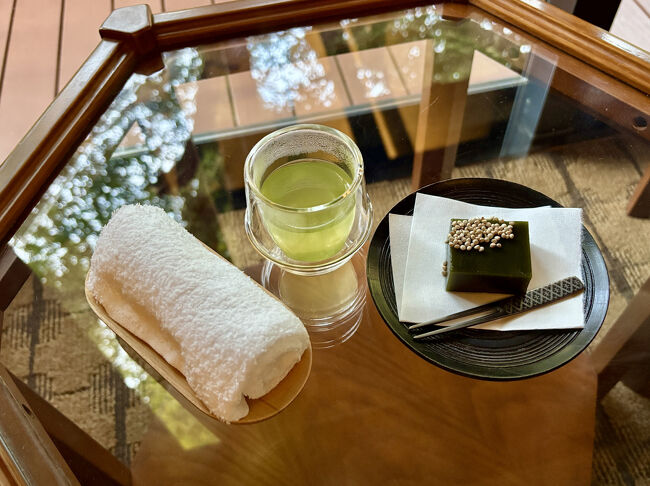 ラウンジでいただいたお着き菓子とお茶