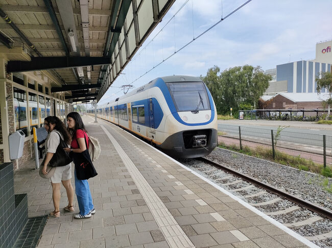 近郊線に乗り換えてZaandijk Zaanse Schans駅へ