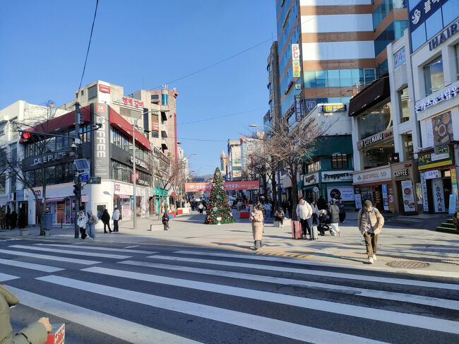 お昼ご飯は地下鉄２号線に乗って新村駅まで移動。<br />昼の１時半ごろなので混んでるとは思えなかったんですが、当初目的のお店では外に数人並んでました（！）。