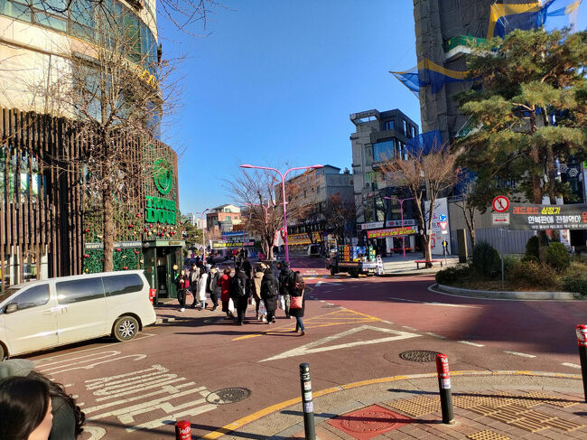 食後は、地下鉄２号線の隣の駅、弘大にきました。その名の通り大学があるので学生の街です。