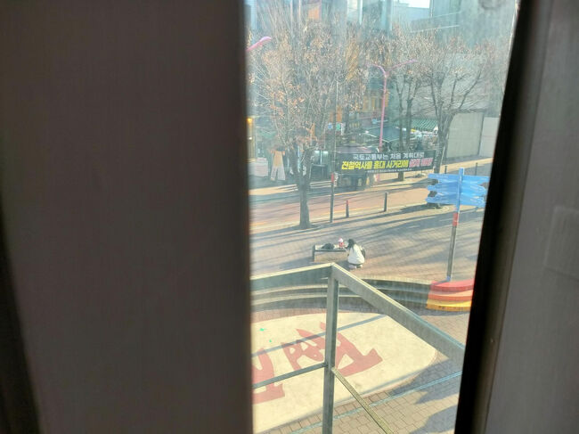 この席からでも外の様子が見えましたが、謎の動き？をしてる女性がいたのでしばらく見てました。サンタクロースの動くおもちゃを撮影しながら誰かと会話してるのか、一人でTikTokがyoutubeをやってるのか、よくわかりませんでした。