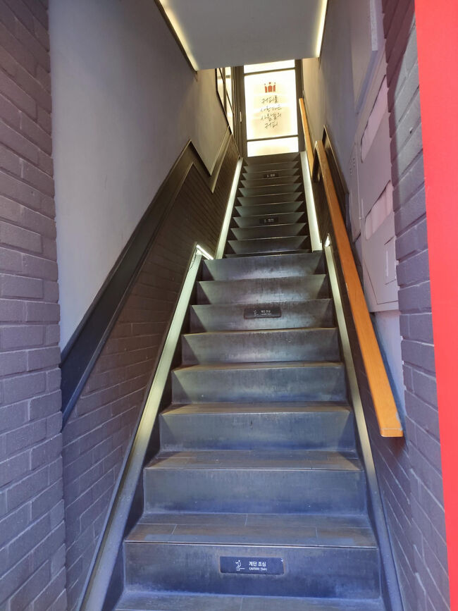 コーヒーを飲みながらのんびりと読書をしましょう。近くにあった「HOLLYS　COFFEE」に入ります。ここは２，３，４階まであるので席は確保できてのんびりできそう。<br />https://maps.app.goo.gl/fKa1iuz2GnWomTaR8