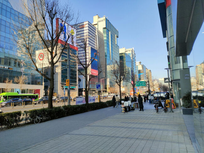 弘大も若い人が多いですね。弘大駅から最寄りの堂山駅までは地下鉄２号線で二駅です。