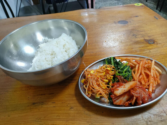 すでにビビンバ一杯分は持ってきてくれました。<br />