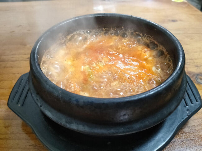 ビビンバを作ってる間にスンドゥプがきました。熱々！<br />それほど辛くなく、日本人向き？の味でした。朝からすでにお腹いっぱいで、お替りはできませんでした。