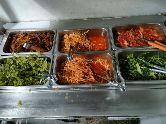 でもサンチュとコチュジャンソースがないのでセルフコーナーで補充します。