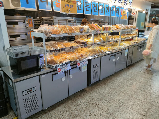 ホテル最寄り駅の堂山駅に到着。昨日発見した駅構内のパン屋さんでパンを買って帰りました。