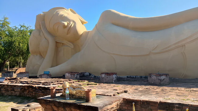 大な涅槃仏を設置している仏教寺院「ワット ローカヤスタ」です。<br />Googleの写真などを見るとボロボロなので、最近に改修した様です。<br />