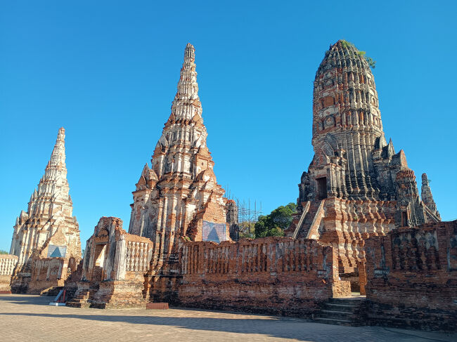 市街地から5㎞程離れた、共通券4か所目「ワット・チャイワッタナーラーム」です。<br />1630年にアユタヤ王朝のプラサートトーン王が亡き母を供養するために建て、「勝利の寺」と意味しているそうです。<br />