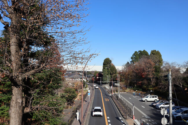 西園から東園に行きます。<br />歩道橋からの眺め。外環が見えます。
