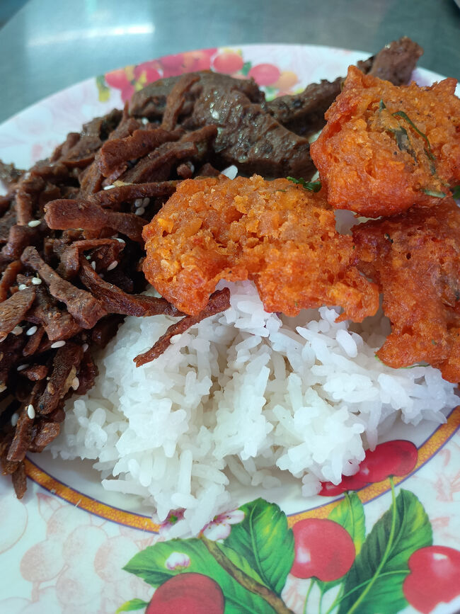 お昼ご飯は、「Youta Jay Vegetarian Food」でベジタリアン料理（おかずの3種盛りで300円）をいただきました。