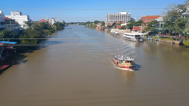 夕方になり、パーサック川を渡り、アユタヤ駅を超えて、最終目的地（6か所目）「ワット マヘーヨン」に向かいます。