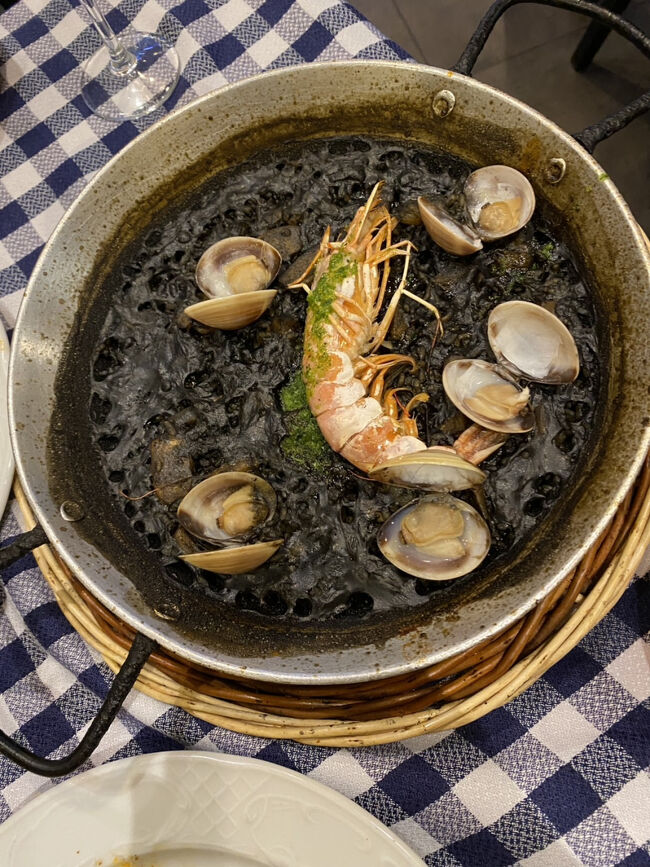 お宿で一息ついた後、今日の夕食は近所のエル・グロップさんに入店。<br />早めの入店でしたので、待つことなく着席。<br />スペインに来たらやっぱりパエリアでしょってことで、イカ墨のパエリアをいただきました。19.9ユーロ<br /><br />El Glop Gaudí<br />https://elglop.com