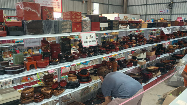 漆器などもたくさん並んでいます。<br />日本で買い付けしたのでしょうか？