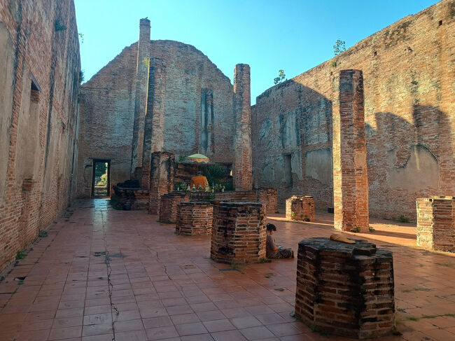 「ワット マヘーヨン」も、市街地から4㎞程離れています。<br />遺跡の近くに僧侶が修行する施設があり、修行僧が黙々とお庭掃除をしていました。