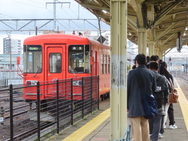 待っていたのは国鉄首都圏色ふうの赤い車両でした。扉が開くまで行儀よく並びます。