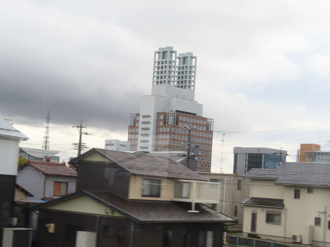 二本の角がはえているようなビル。角の部分は何？　細すぎて利用価値無さそう。