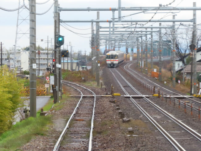 樽見鉄道は左にそれていきます。