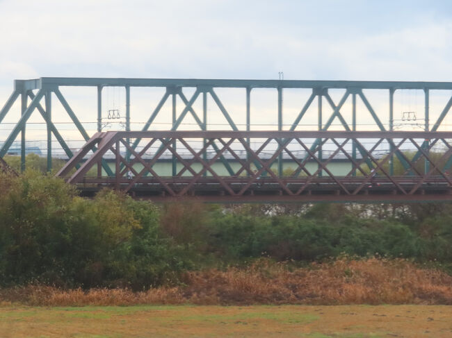 背が低い茶色い方の鉄橋は、「国指定重要文化財 旧揖斐川橋梁」といって、東海道本線の初代の橋梁です。今は歩行者自転車のみの橋。奥は現東海道本線の鉄橋。