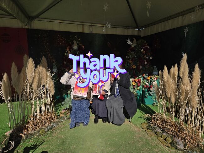 早速みんなで写真をパチリ。<br />素敵なご夫妻に撮っていただきました。