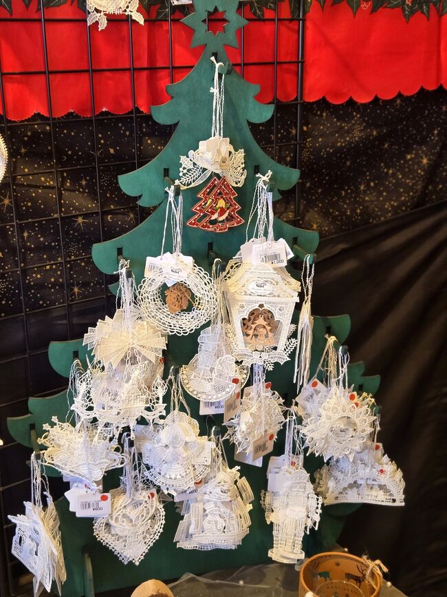 ツリーのオーナメントもありました。<br />クリスマスドームやマグネットなど、<br />楽しくショッピング。