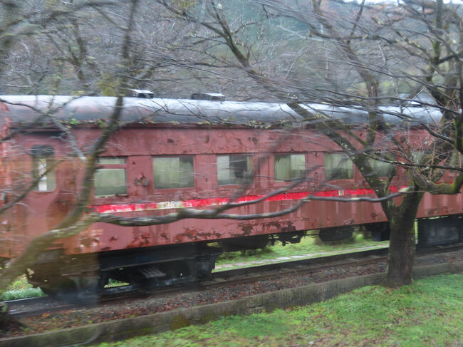 なんだか亡霊列車みたい…。使ってる？ きっと処分費用がないんだろう。