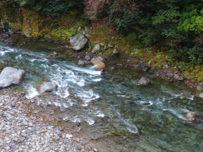景勝地では、速度落として運転手さん自らが説明を務めていました。