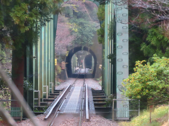 鉄橋とトンネルとが連続する区間。