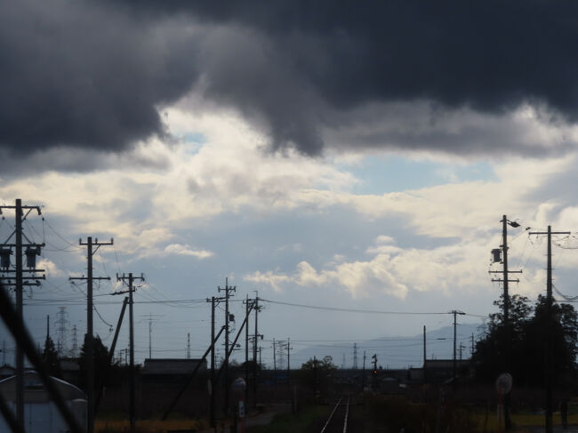 厚い雨雲も時折やってきて、すっかり晴天というわけでもなく。
