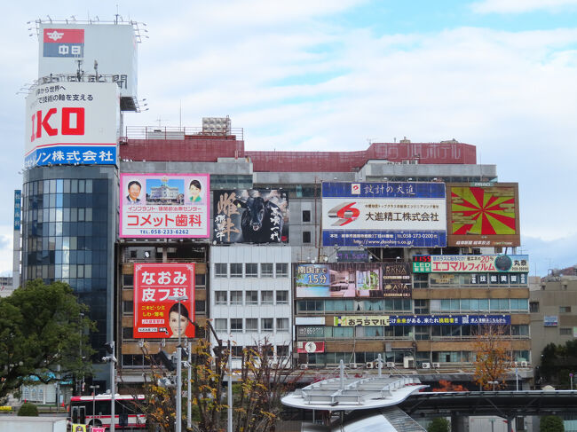 駅前のビル。とてもにぎやかな見た目です。いろいろな要素が詰まってて大好きです。
