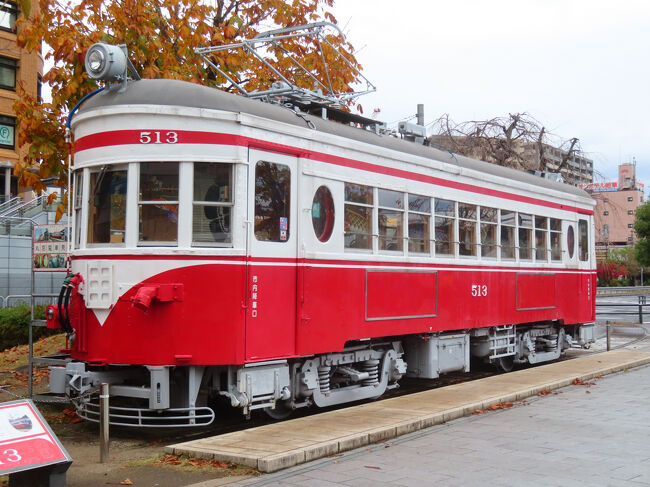 これも名物、丸窓の路面電車。赤白ツートン＆流線形運転台の名車です。かつては違う所に置かれていたはず。